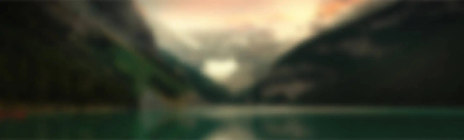 A blurry picture of the mountains and water.
